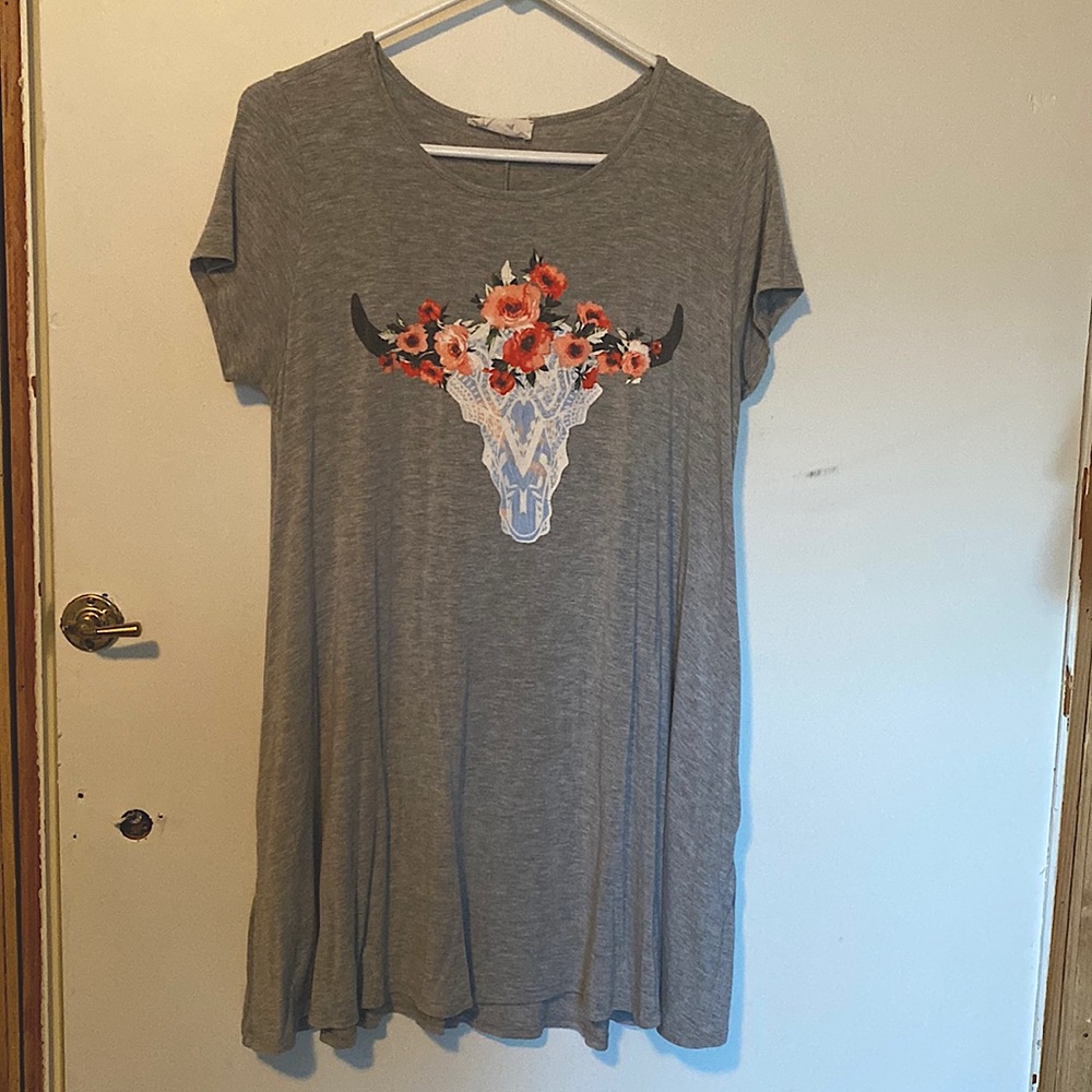 Flowy dress, size 6, very stretchy, very comfy.